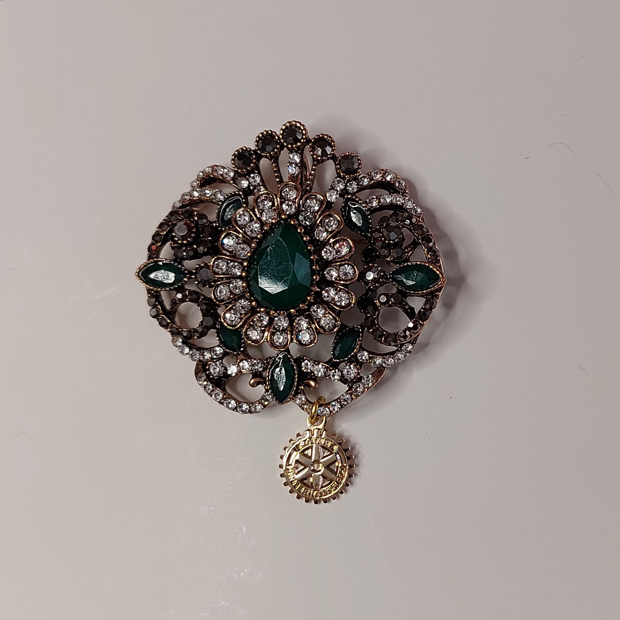 Spilla gioiello con pietra grande centrale (anche in colore: blu,rosso) e charm Rotary