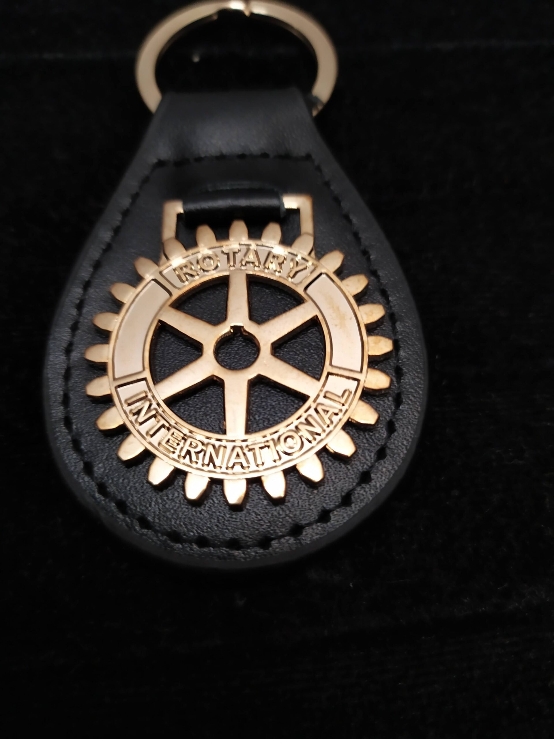 Portachiavi in pelle con logo rotary in metallo dorato