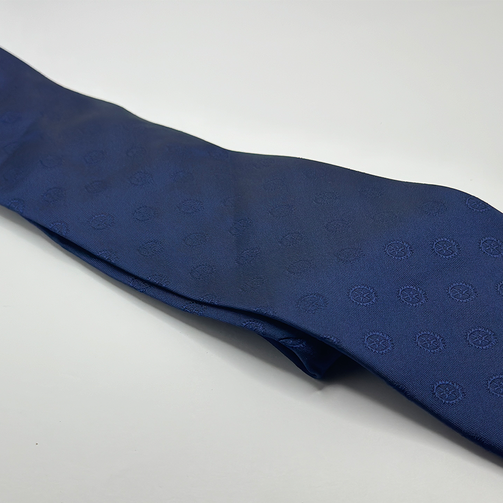 Cravatta in poliestere blu con loghi Rotary in trasparenza - immagine 2