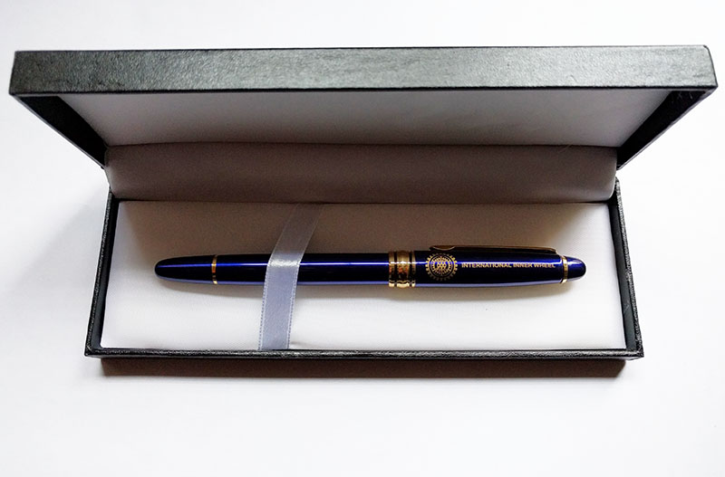 PENNA ROLLER DI COLORE  BLU CON LOGO E CONFEZIONE