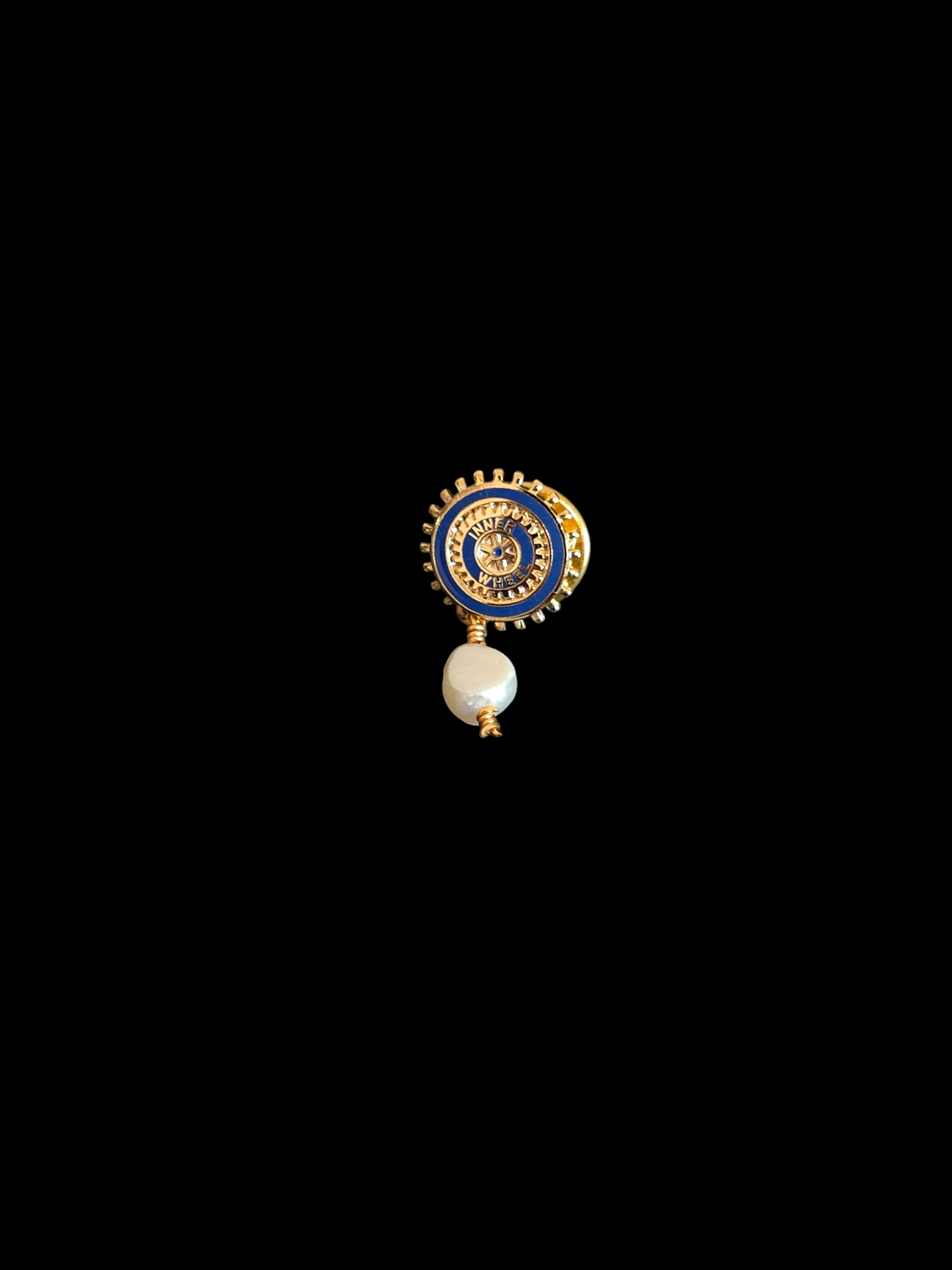 DISTINTIVO SOCIA INNER WHEEL CON PERLA DI FIUME  PENDENTE