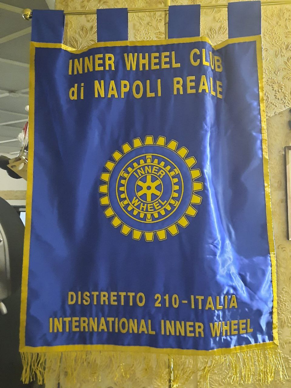 STENDARDO RICAMATO CON FILO DORATO SU RASO MISURE 90 X 120