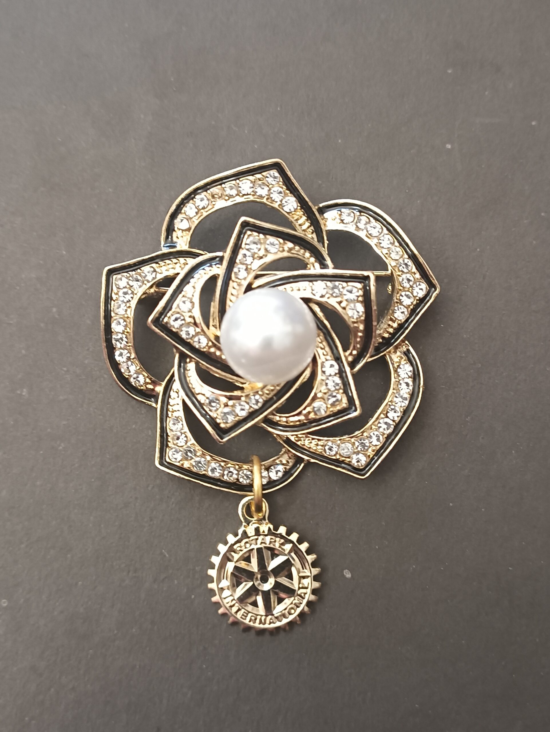spilla in metallo dorato con strass deliziosa rosa elegante